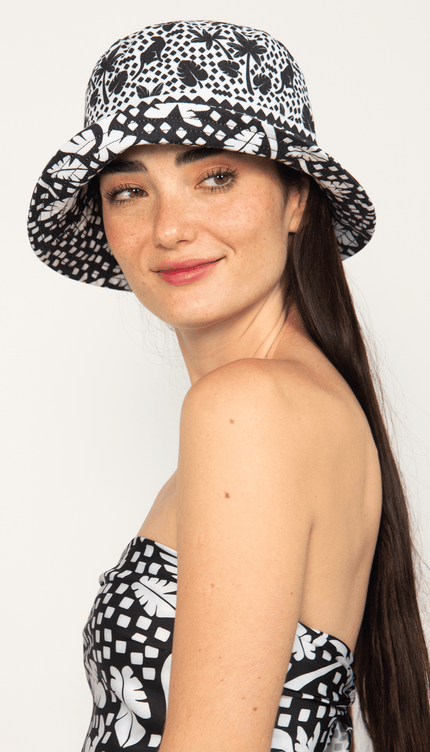 Bucket Hat Reversible Estampado Blanco con Negro, Colección Selva de Bari Swimwear - Bari, los mejores trajes de baño y Bikinis. Diseño y tecnología juntos.