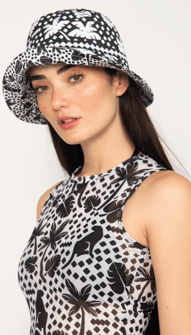 Bucket Hat Reversible Estampado Blanco con Negro, Colección Selva de Bari Swimwear - Bari, los mejores trajes de baño y Bikinis. Diseño y tecnología juntos.