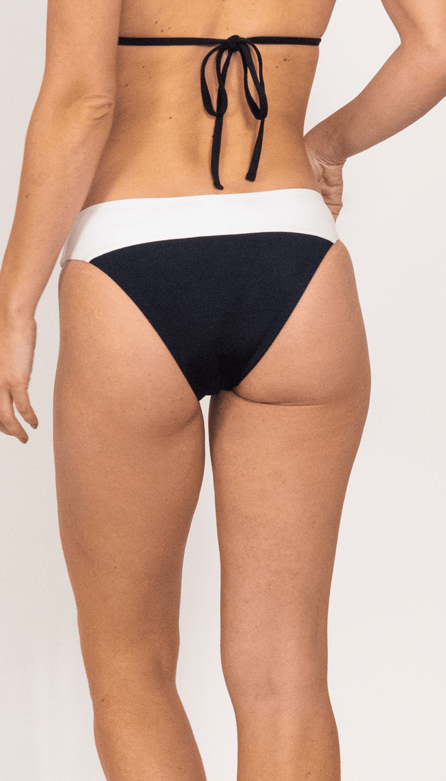 Panty Chica de Bikini Rayas Blanco y Negro, Colección Pacífico Bari Swimwear - Bari, los mejores trajes de baño y Bikinis. Diseño y tecnología juntos.