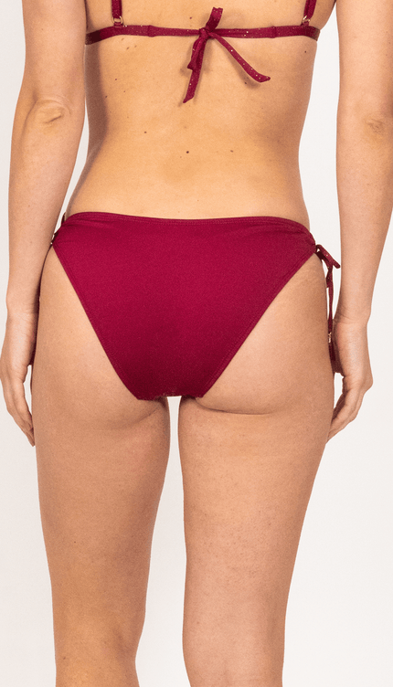 Panty de Bikini Vino Brillante, Colección Pacífico Bari Swimwear - Bari, los mejores trajes de baño y Bikinis. Diseño y tecnología juntos.