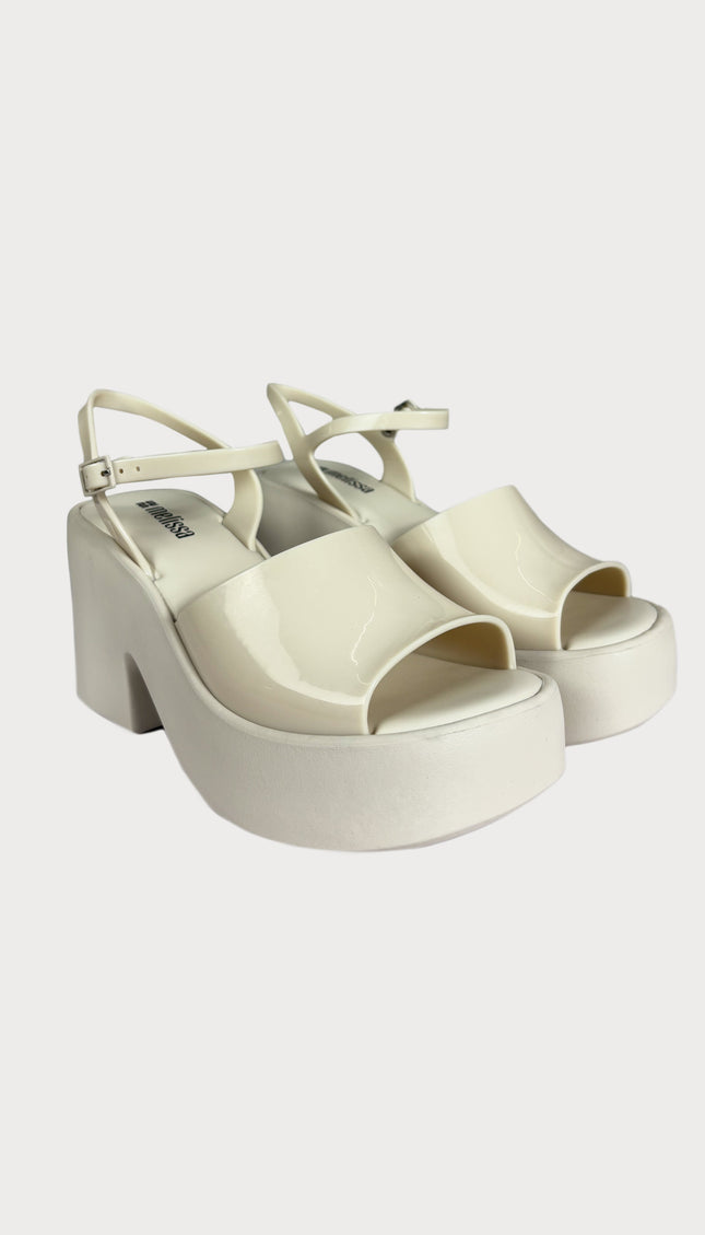 Sandalias Melissa Beige con Plataforma - Bari, los mejores trajes de baño y Bikinis. Diseño y tecnología juntos.